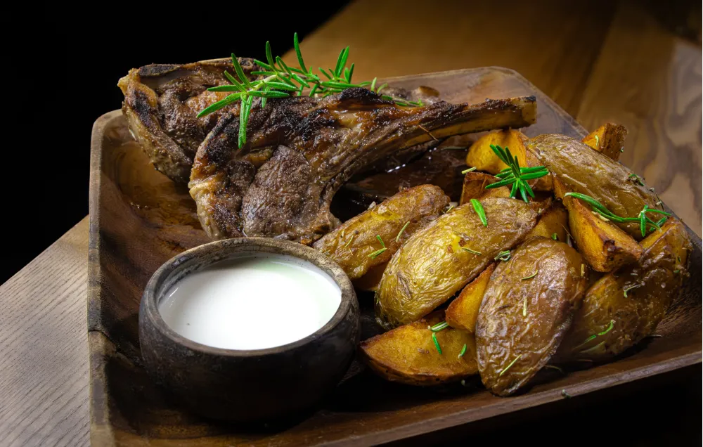 Lamb chop with rosemary potatoes - Butoiul de Aur