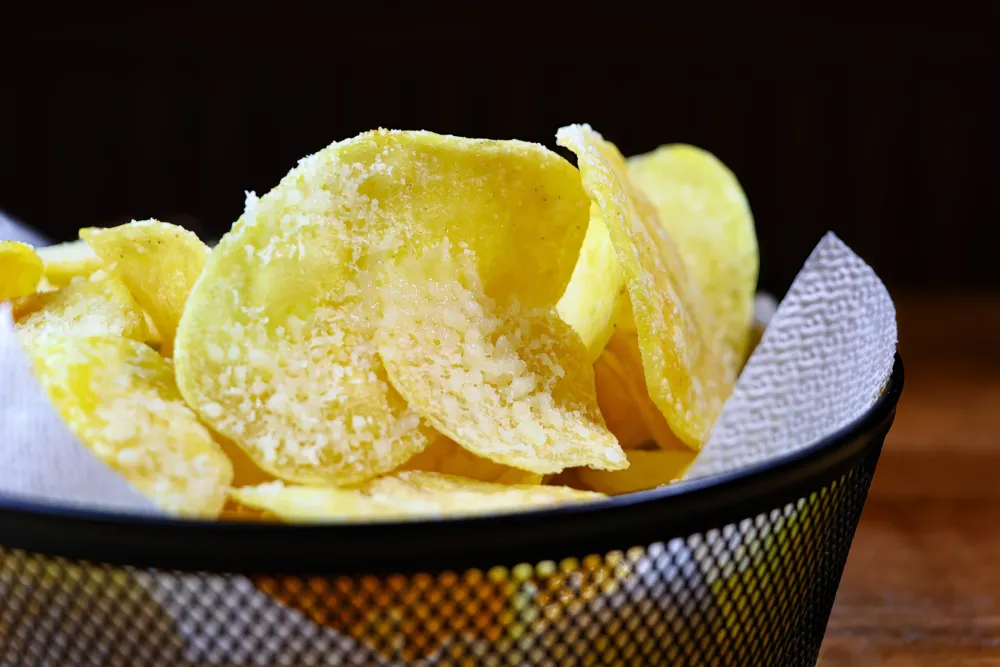 Kartoffelchips mit Parmesan