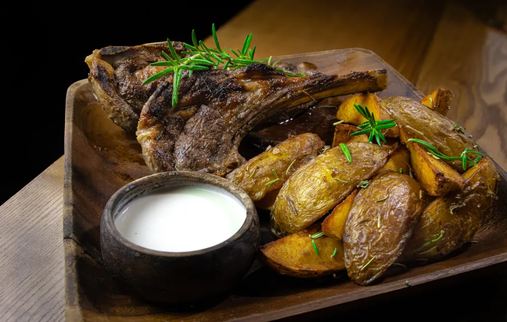 Lamb chop with rosemary potatoes - Butoiul de Aur